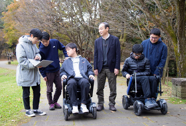 We are conducting a demonstration experiment of an electric wheelchair on the walking path of the Forest of Depression and Culture.