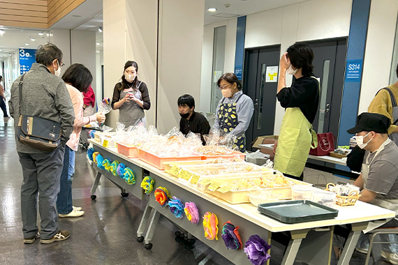 教育学部芦澤ゼミの学生が大学祭でパン工房「うさぎとかめ」と共同出店しました