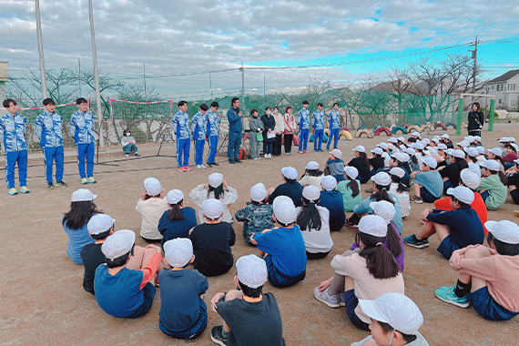 Ekiden (Road Relay) Club and Uchiyama seminar conducted sports promotion activities at Kitasuwa Elementary School.